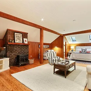 Captain's Quarters On Lafayette Apartment